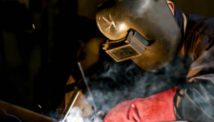 man wearing welding mask — Foto por Ahmed Annabi na Unsplash