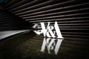 A building that has a reflection of it in the water — Foto por Suzanne Rushton na Unsplash