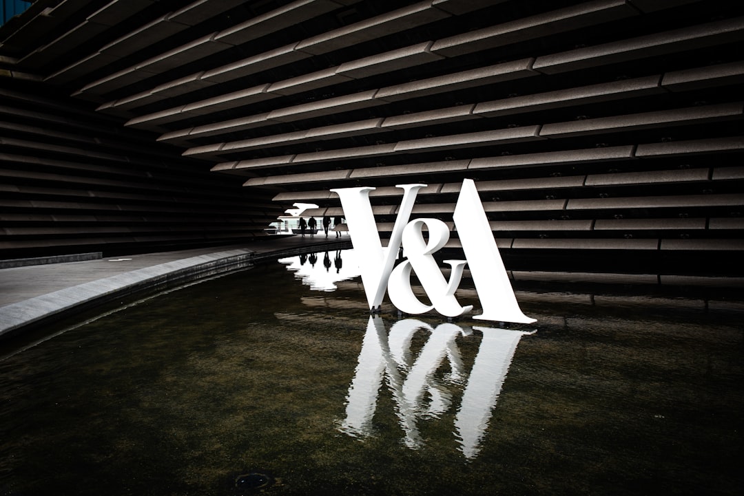 A building that has a reflection of it in the water — Foto por Suzanne Rushton na Unsplash