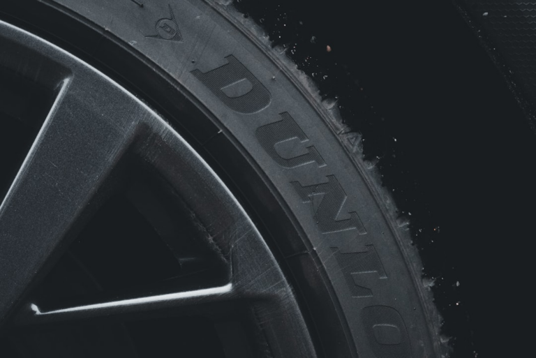 a close up of a tire on a car — Foto por Erik Mclean na Unsplash