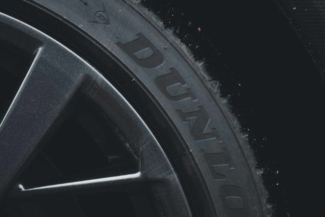 a close up of a tire on a car — Foto por Erik Mclean na Unsplash
