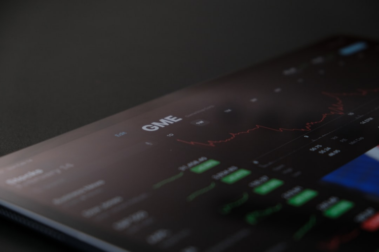 a close up of a cell phone on a table — Foto por Aidan Tottori na Unsplash