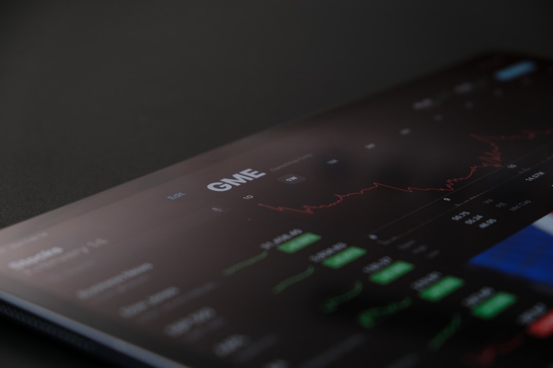 a close up of a cell phone on a table — Foto por Aidan Tottori na Unsplash