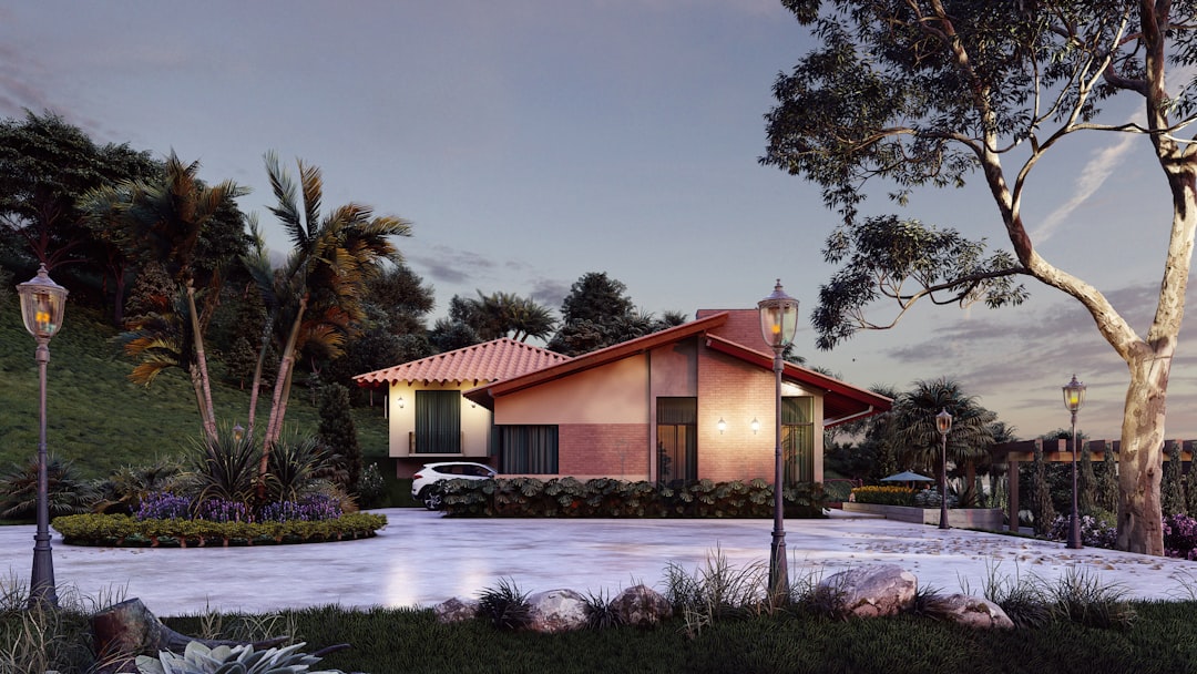 a house with a driveway and trees — Foto por WILLIAN REIS na Unsplash