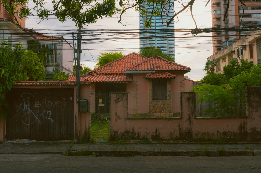 A building with graffiti on the side of it — Foto por Filipe T. Soares na Unsplash