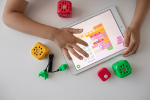 person holding white ipad on white table — Foto por Robo Wunderkind na Unsplash