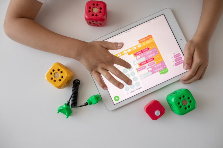 person holding white ipad on white table — Foto por Robo Wunderkind na Unsplash