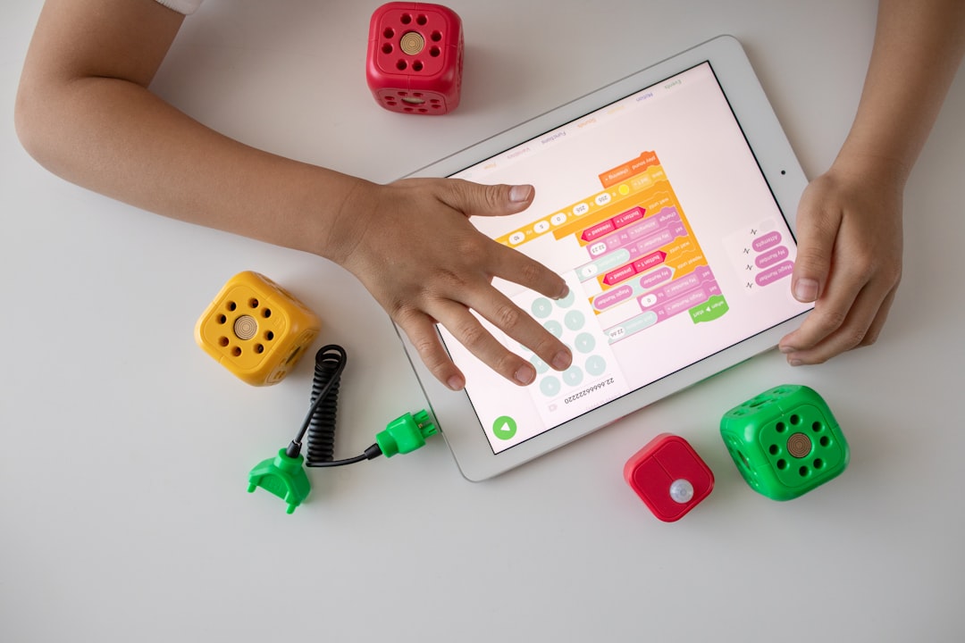 person holding white ipad on white table — Foto por Robo Wunderkind na Unsplash