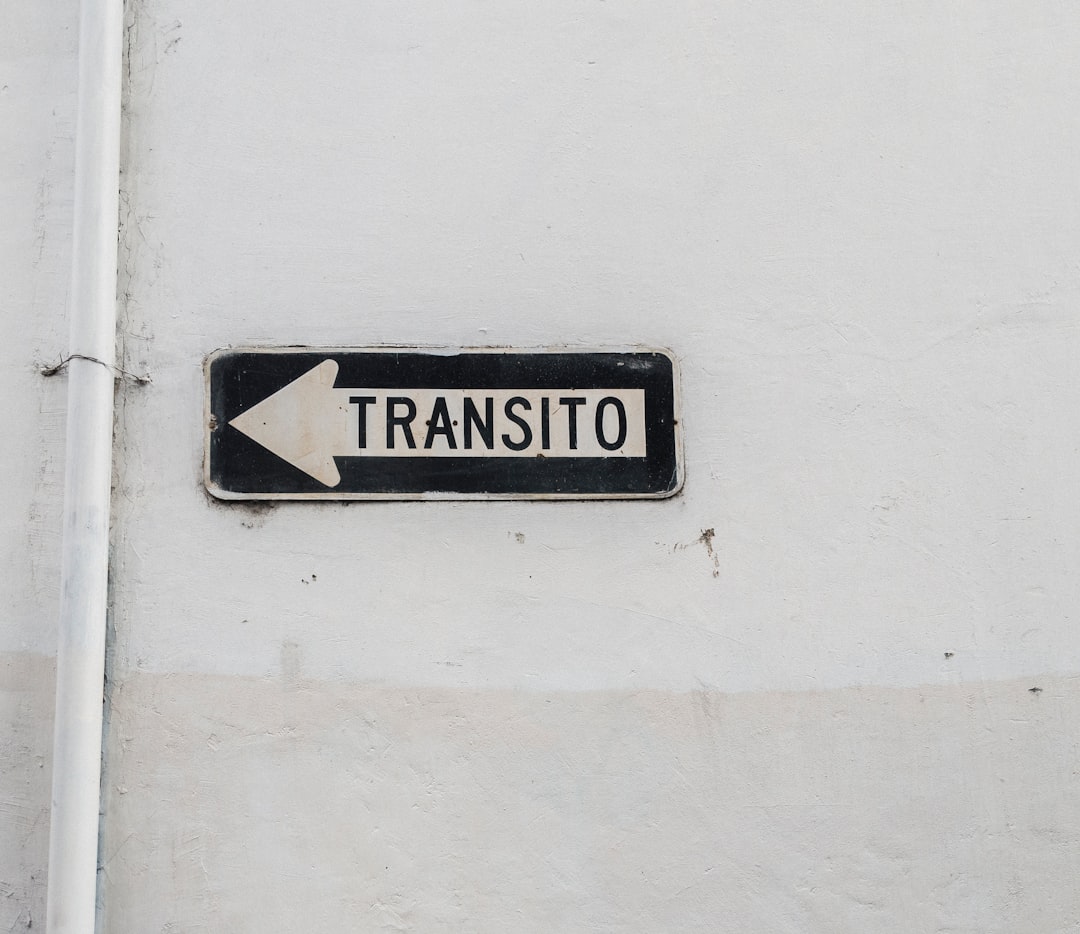 white and black Transito arrow sign — Foto por Diego González na Unsplash