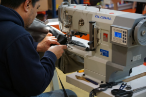 Man sewing fabric on industrial sewing machine. — Foto por Luba Glazunova na Unsplash
