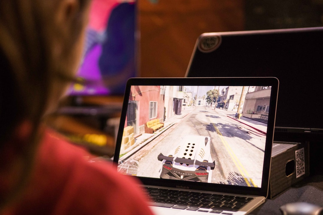 a person using a laptop — Foto por Clastr Cloud Gaming na Unsplash