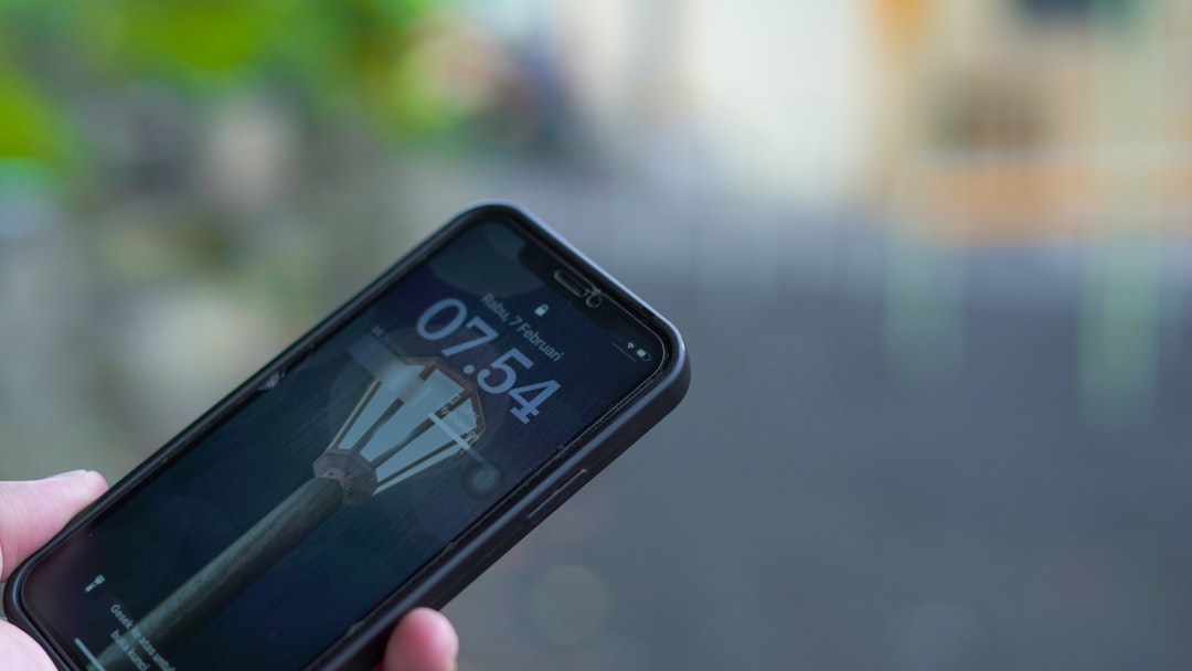 A person holding a cell phone in their hand — Foto por Haidan na Unsplash