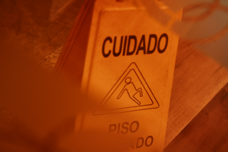 a sign that is on a table in a room — Foto por Blond Fox na Unsplash