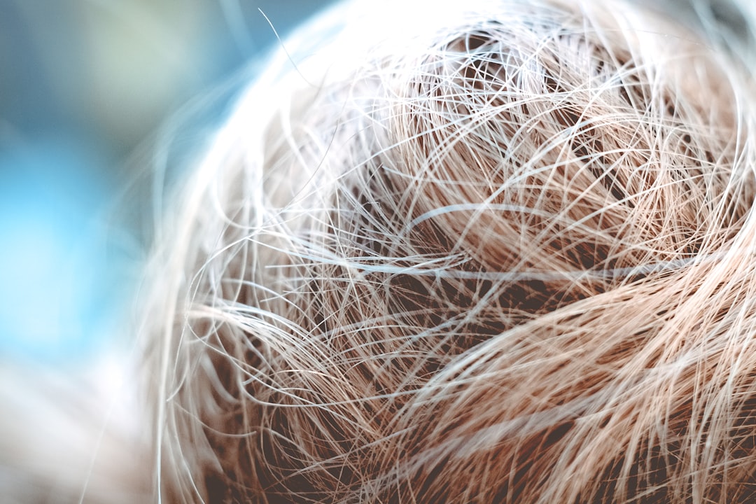 a close up of a person's hair with a blurry background — Foto por Niklas Hamann na Unsplash