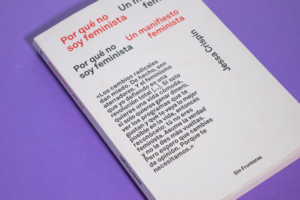 white printer paper on purple surface — Foto por Malvestida na Unsplash