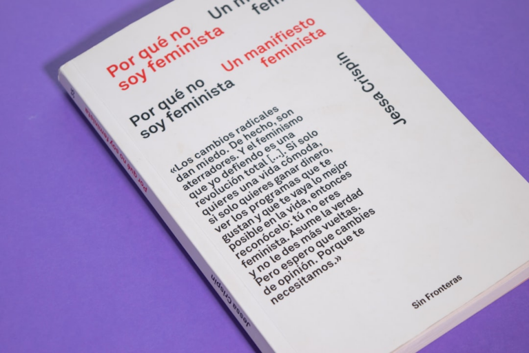 white printer paper on purple surface — Foto por Malvestida na Unsplash