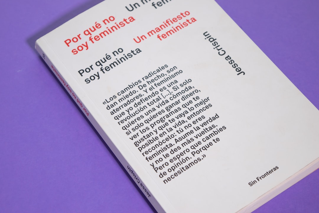 white printer paper on purple surface — Foto por Malvestida na Unsplash