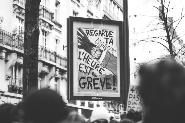 a black and white photo of a protest sign — Foto por ev na Unsplash