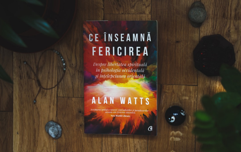 a book sitting on top of a wooden table — Foto por Roberto motoi na Unsplash