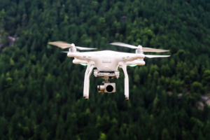 drone flying in sky — Foto por Jason Mavrommatis na Unsplash