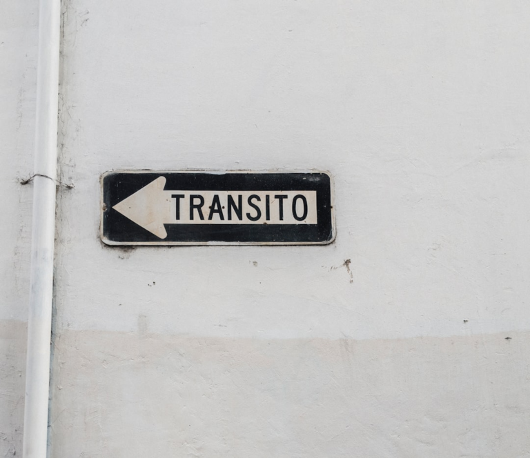 white and black Transito arrow sign — Foto por Diego González na Unsplash