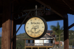 Vintage station clock with "dom pedro" inscription — Foto por Vinícius Costa na Unsplash