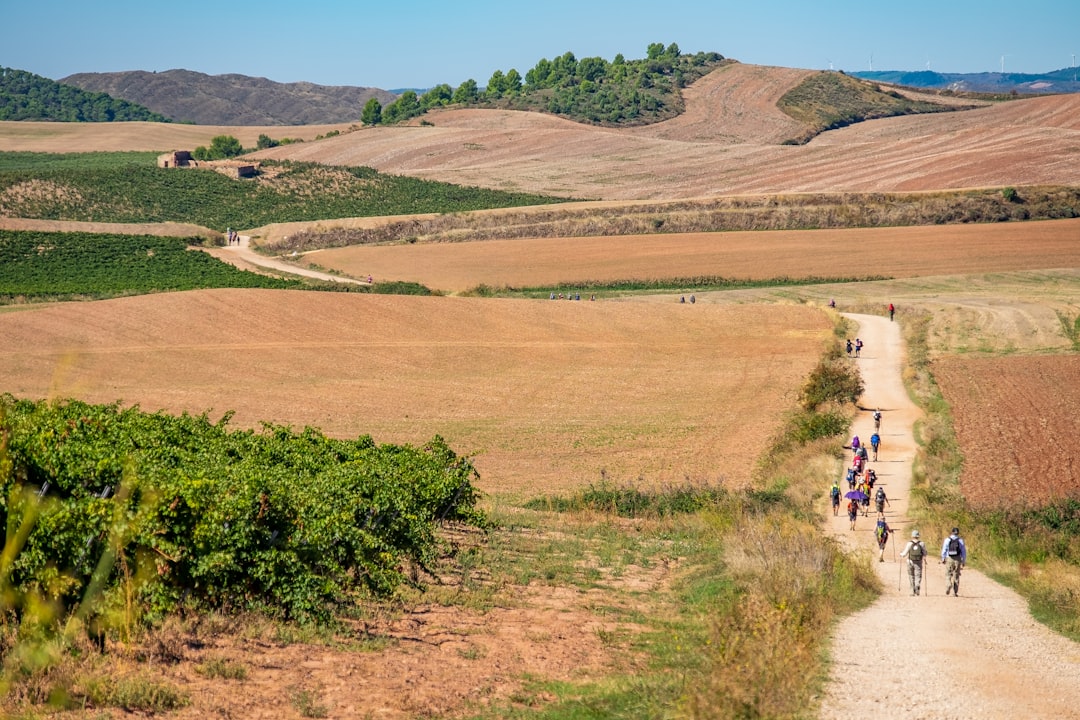 a group of people riding bikes down a dirt road — Foto por Burkard Meyendriesch na Unsplash