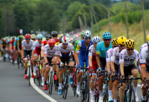 group of men riding bicycle — Foto por Rob Wingate na Unsplash