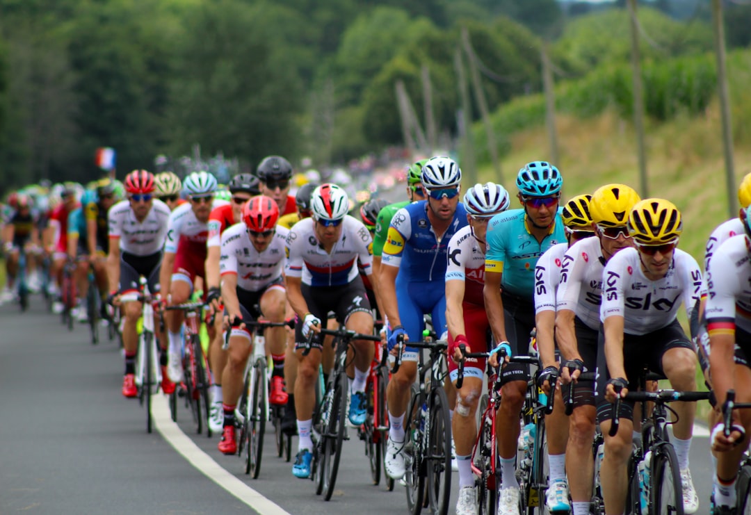 group of men riding bicycle — Foto por Rob Wingate na Unsplash