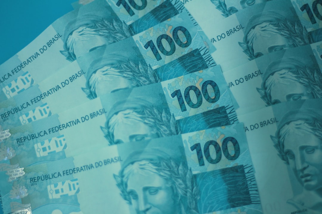 A bunch of money sitting on top of each other — Foto por Daniel Dan na Unsplash